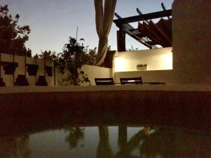 uma casa com uma piscina de água no primeiro plano em TYP Sevilla em Sevilha