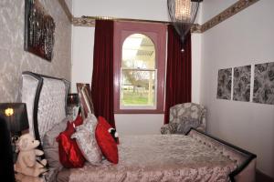 Un pat sau paturi într-o cameră la Must Love Dogs B&B & Self Contained Cottage +46 fotografii