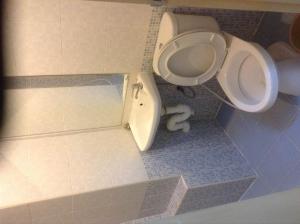 ノンタブリーにあるBaan Romdeeのトイレ付きのバスルームのモデル