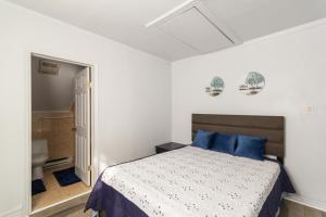 A bed or beds in a room at Entire House Belleville 4 Bedroom 2 Barh Parking NJ 8