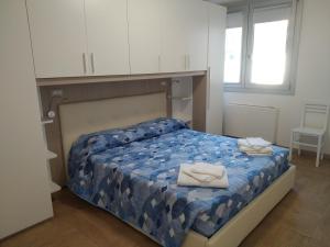 Postel nebo postele na pokoji v ubytování ORISTANO CAMERA BLU max 2 pers, BAGNO E USO CUCINA