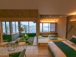 1 dormitorio con 1 cama grande y balcón en Hotel Nagasaki en Nagasaki