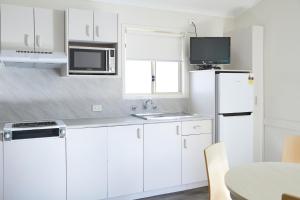 A kitchen or kitchenette at Hat Head Holiday Park