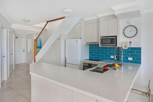 Kuchyň nebo kuchyňský kout v ubytování Watermark Resort Caloundra
