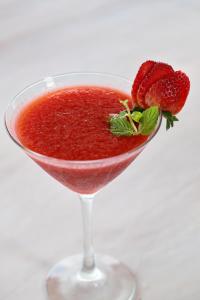 una bebida roja con una fresa en un vaso de martini en Impossible Cliff House, en Uluwatu