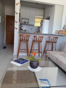 uma sala de estar com um sofá, uma mesa e cadeiras em Apartamento aconchegante em Recife