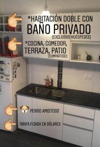 cocina con fregadero y encimera en Experiencia cultural rosarina en Rosario