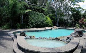 una piscina con rocas alrededor en Villa Noosa Hotel, en Noosaville