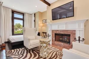 a living room with a fireplace and a tv at Villa D' Citta in Chicago