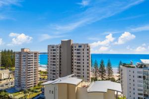 una vista aérea de los edificios y la playa en Rainbow Commodore Coolangatta en Gold Coast