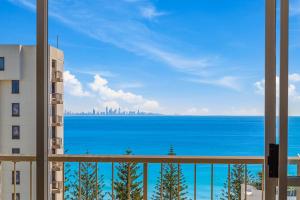 vistas al océano desde el balcón de un edificio en Rainbow Commodore Coolangatta, en Gold Coast