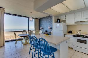 eine Küche mit Blick auf den Strand in der Unterkunft Sand & Sea: Sailor's Retreat (400) in Seaside
