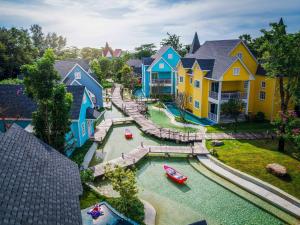 een luchtzicht op een rivier met huizen en boten bij Peggy's Cove Resort in Chao Lao Beach