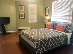 Cama o camas de una habitación en Modern Montrose Condo