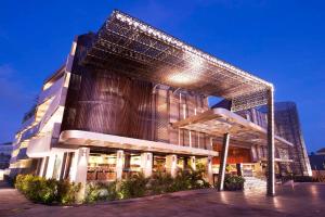 ein Gebäude mit einer beleuchteten Fassade in der Nacht in der Unterkunft Ramada by Wyndham Bali Sunset Road Kuta in Kuta