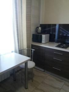 Kuchyň nebo kuchyňský kout v ubytování Современная квартира у метро Студенческая Дафи Караван Барабашово