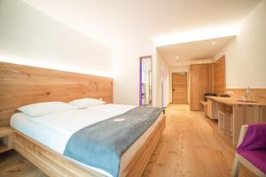 A bed or beds in a room at Vegan Hotel La Vimea