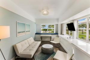 uma sala de estar com um sofá e uma mesa em Penguin Hotel em Miami Beach