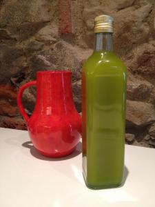 Una botella y un jarrón rojo sentados uno al lado del otro. en Il ghiro, en Montevarchi