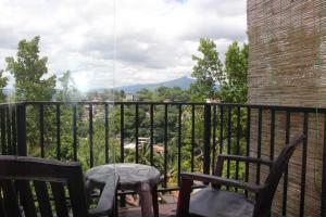 Vista generica sulle montagne o vista sulle montagne dall'interno della stanza in casa privata