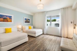 1 dormitorio con cama, sofá y ventana en President Hotel en Miami Beach