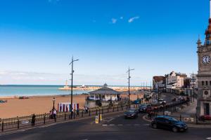 Photo de la galerie de l'établissement The Seaview Apartment - Margate Beach - By Goldex Coastal Breaks, à Margate