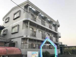 福岡市にあるRapport Kukomae 207の青凧が目の前に建つ高層ビル