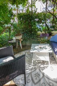 ruhige Ferienwohnung mitten in Wiesbaden في فيسبادن: فناء فيه كرسيين وطاولة وكراسي