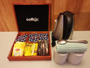 a gift box with a utensil and a blender at Hobart Tower Motel in Hobart