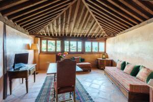 una sala de estar con un sofá y una mesa en Palacio Conde de Cabra, en Granada