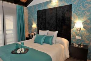 Un dormitorio con una cama con una bandeja de flores. en El Balcon Del Cañon, en Ucero
