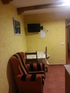 Televízia a/alebo spoločenská miestnosť v ubytovaní Alojamientos Rurales Hurdes Altas