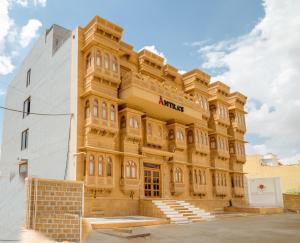 un grand bâtiment avec des aanies sur son côté dans l'établissement Hotel Antra Inn, à Jaisalmer