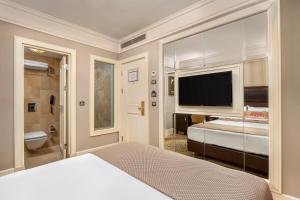 Postel nebo postele na pokoji v ubytování Titanic Comfort Sisli