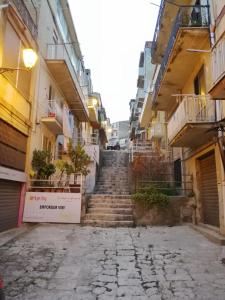 AragonaにあるLa casa del corsoの二棟の間の階段のある路地