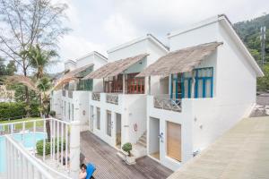 Casa con balcón y piscina en Pajamas Koh Chang en Ko Chang