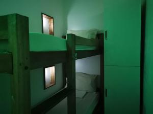 Palanda nebo palandy na pokoji v ubytování One Hostel - El Nido