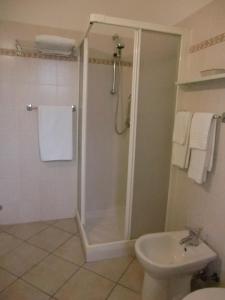 A bathroom at Hotel Explorer