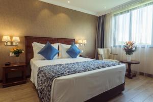 Een bed of bedden in een kamer bij Sarova Woodlands Hotel and Spa