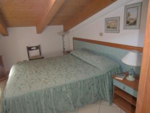 A bed or beds in a room at Hotel Explorer