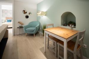 フンシャルにあるBAYLEAF Apartments - Casa D'Avóのリビングルーム(テーブル、青い椅子付)