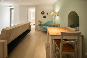 フンシャルにあるBAYLEAF Apartments - Casa D'Avóのリビングルーム(ベッド1台、テーブル付)