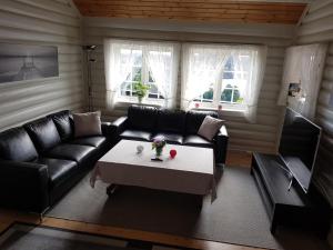 un soggiorno con divano e tavolino da caffè di Vesterveien Panorama ad Arendal