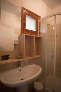 W łazience znajduje się umywalka i prysznic. w obiekcie T'Aloni w mieście Chortáta