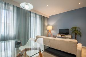 フンシャルにあるBAYLEAF Apartments - Apartamento do Tempoのリビングルーム(ソファ、ガラステーブル付)