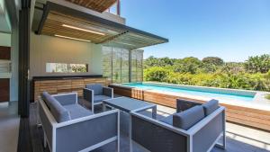 Фотография из галереи 3 Bedroom Villa With Private Pool - OCE331 в Баллито