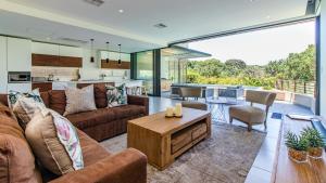 バリートにある3 Bedroom Villa With Private Pool - OCE331のソファとテーブルのあるリビングルーム