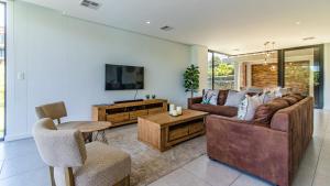 バリートにある3 Bedroom Villa With Private Pool - OCE331のソファとテーブルのあるリビングルーム