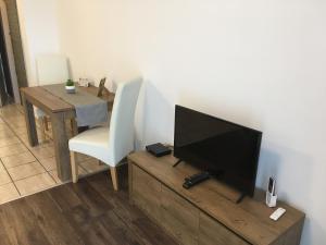 Televízia a/alebo spoločenská miestnosť v ubytovaní Corvin Residence Apartments
