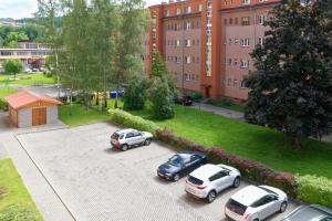 um grupo de carros estacionados num parque de estacionamento em Hotel KAMU GARNI em Vsetín